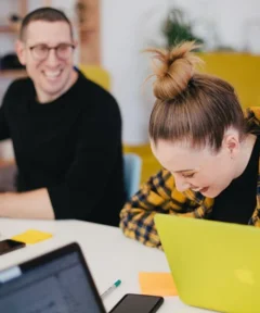 Dva učenca sedita za mizo in se učita