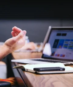 Učenec glede v svoje zapiske